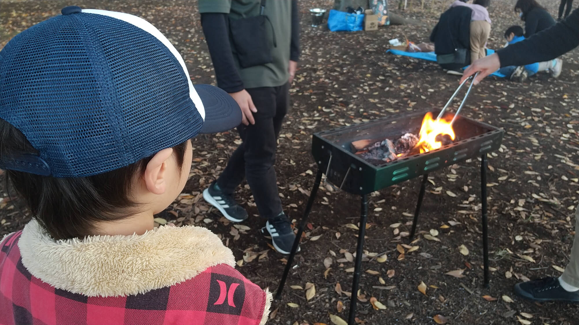 焼き芋を見つめる子ども