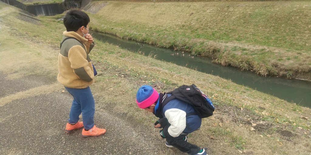 川沿いを歩く子どもたち