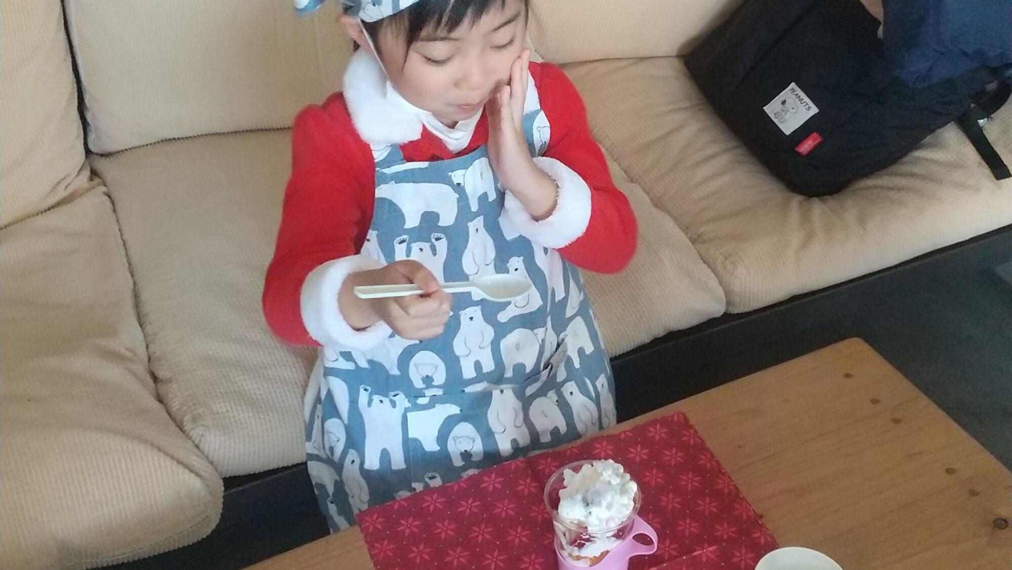 手作りのケーキを食べる子ども