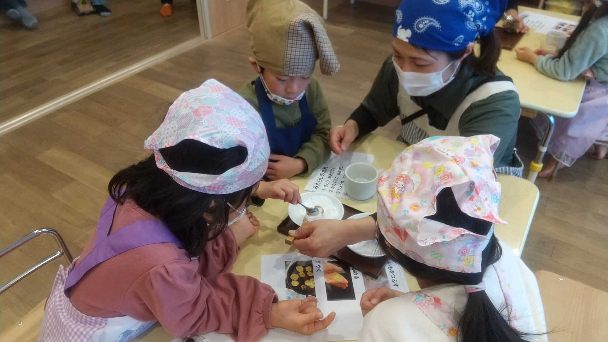 調味料を量る子どもたち