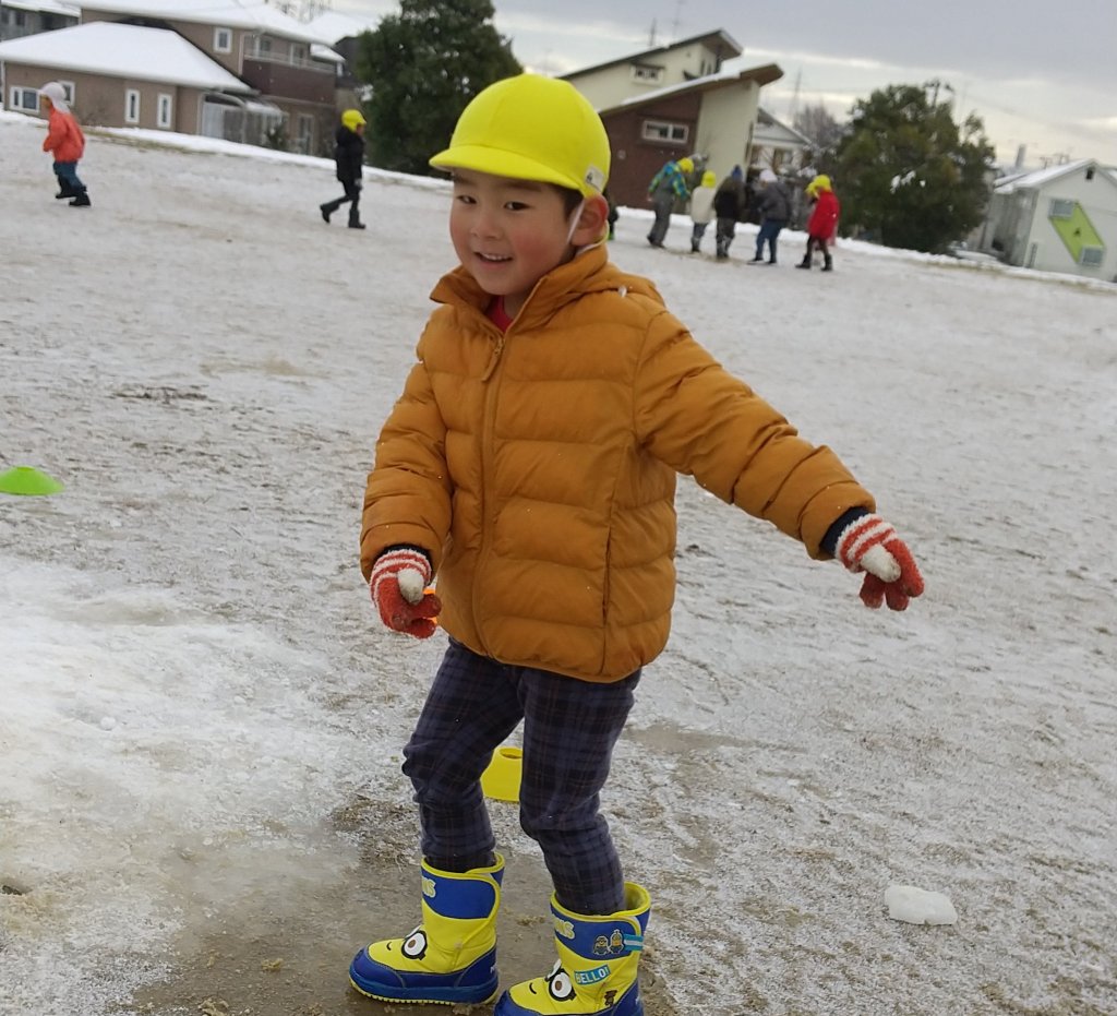 雪の中で遊ぶ子どもたち