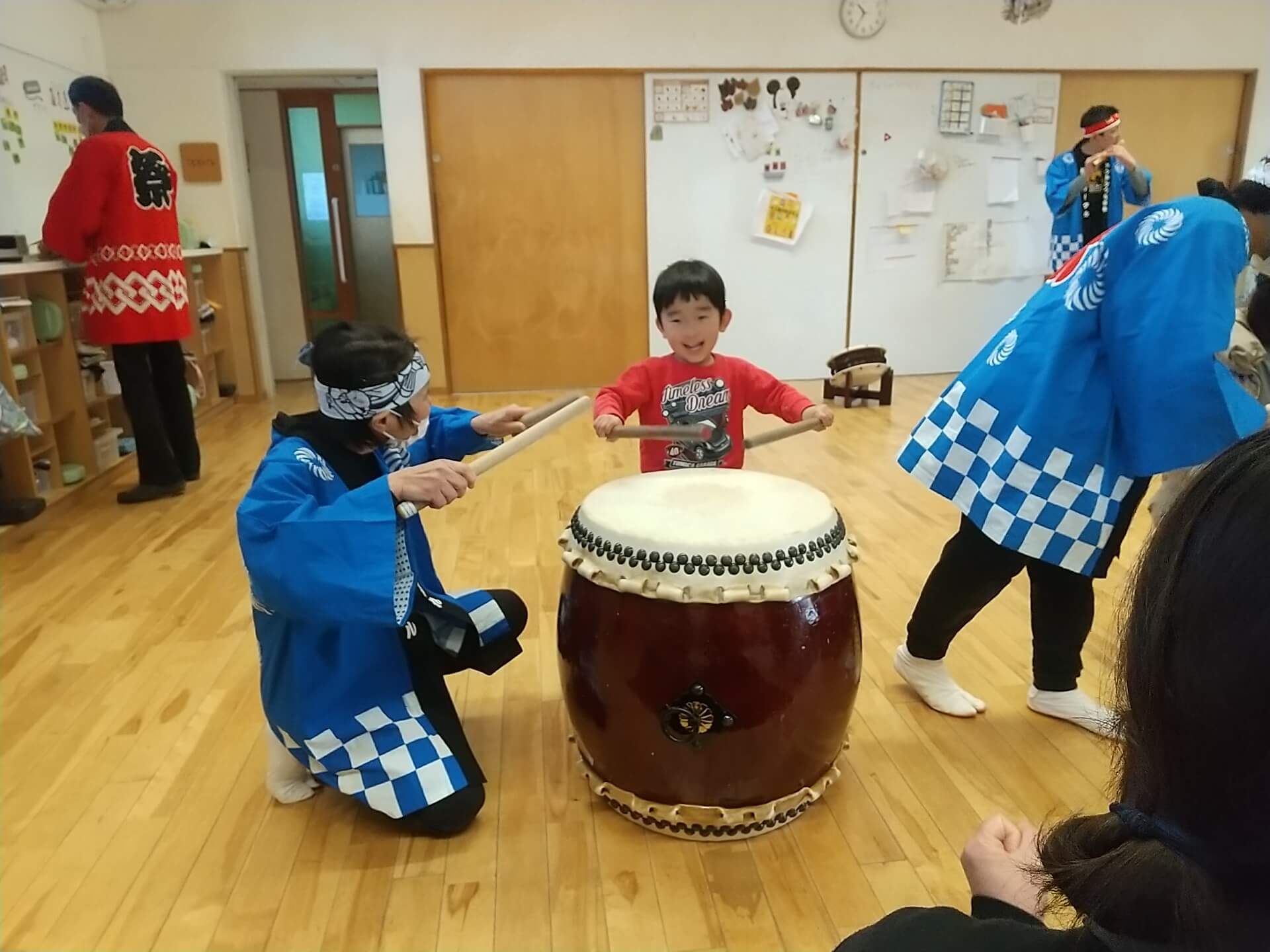 太鼓を楽しむ子ども