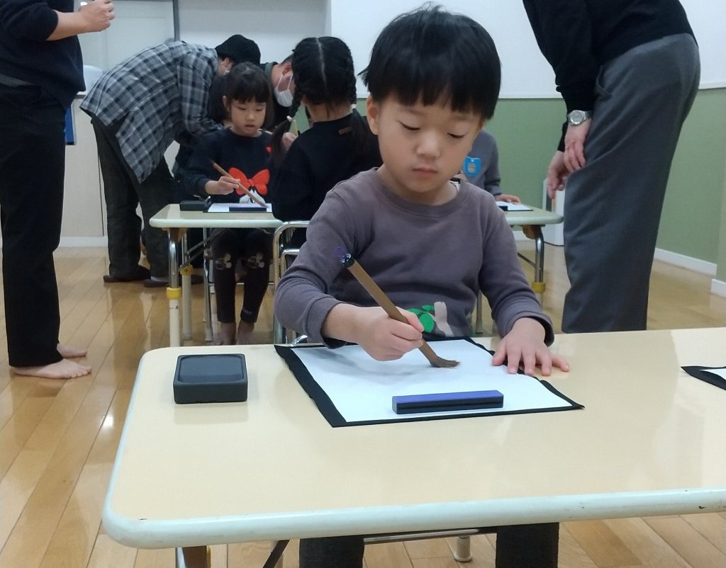 集中して書道をする子