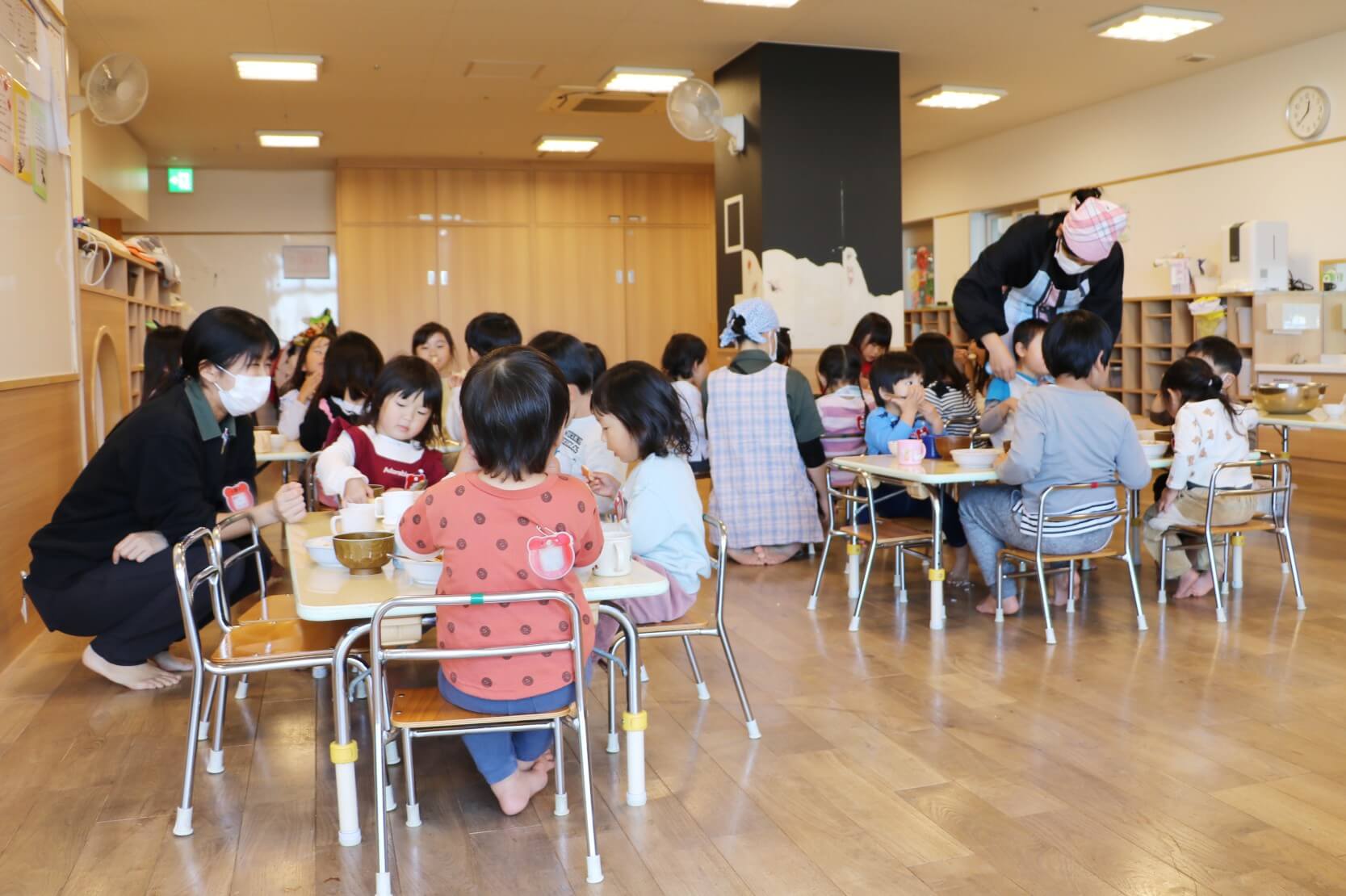 昼食も皆一緒に、園つむぎ双方のスタッフが見守る