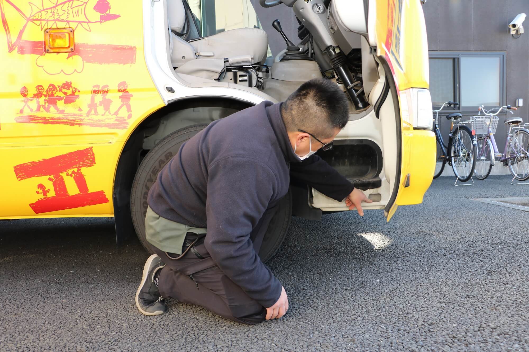 冷却水の漏れがないかを確認しています