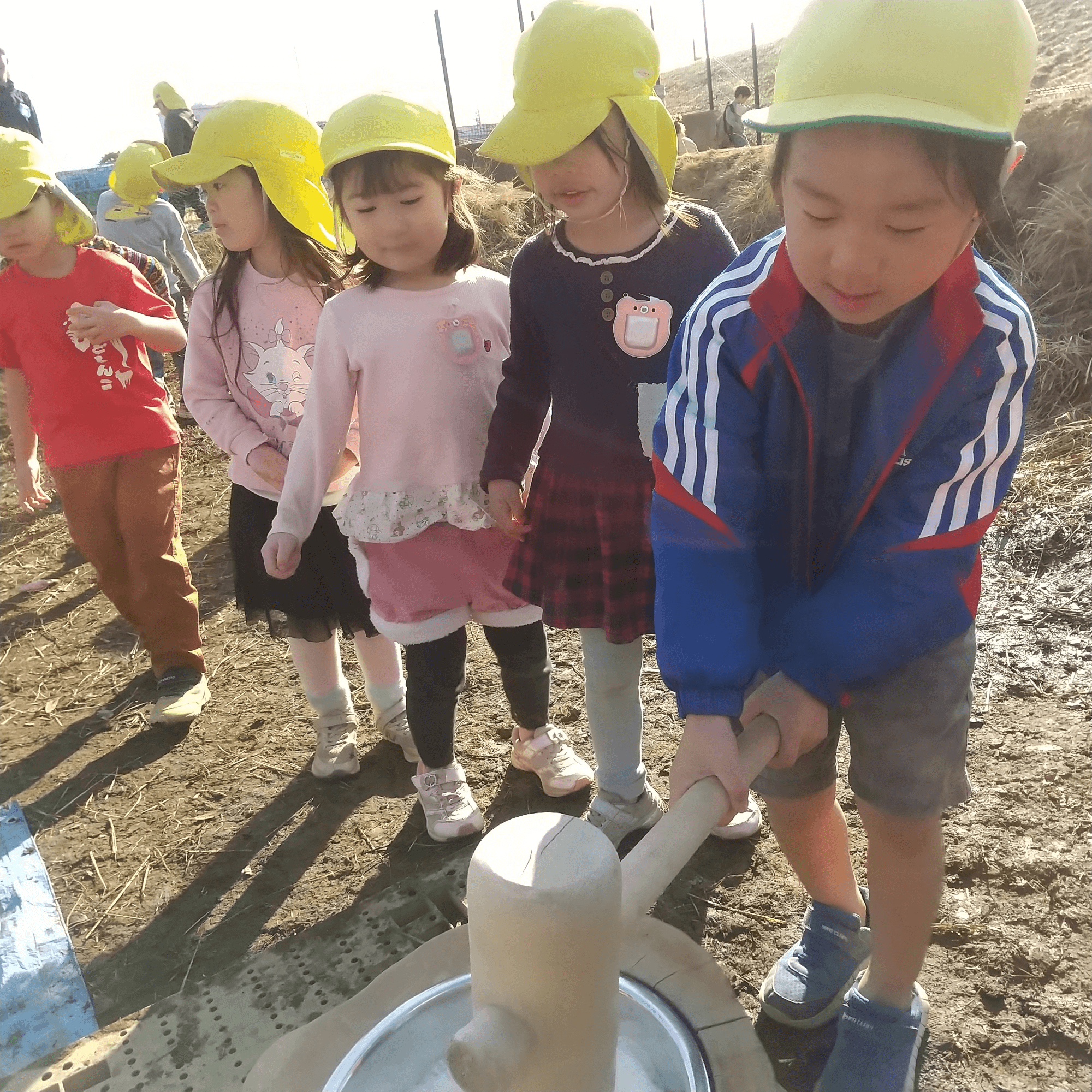 餅つき体験に並ぶ子どもたち