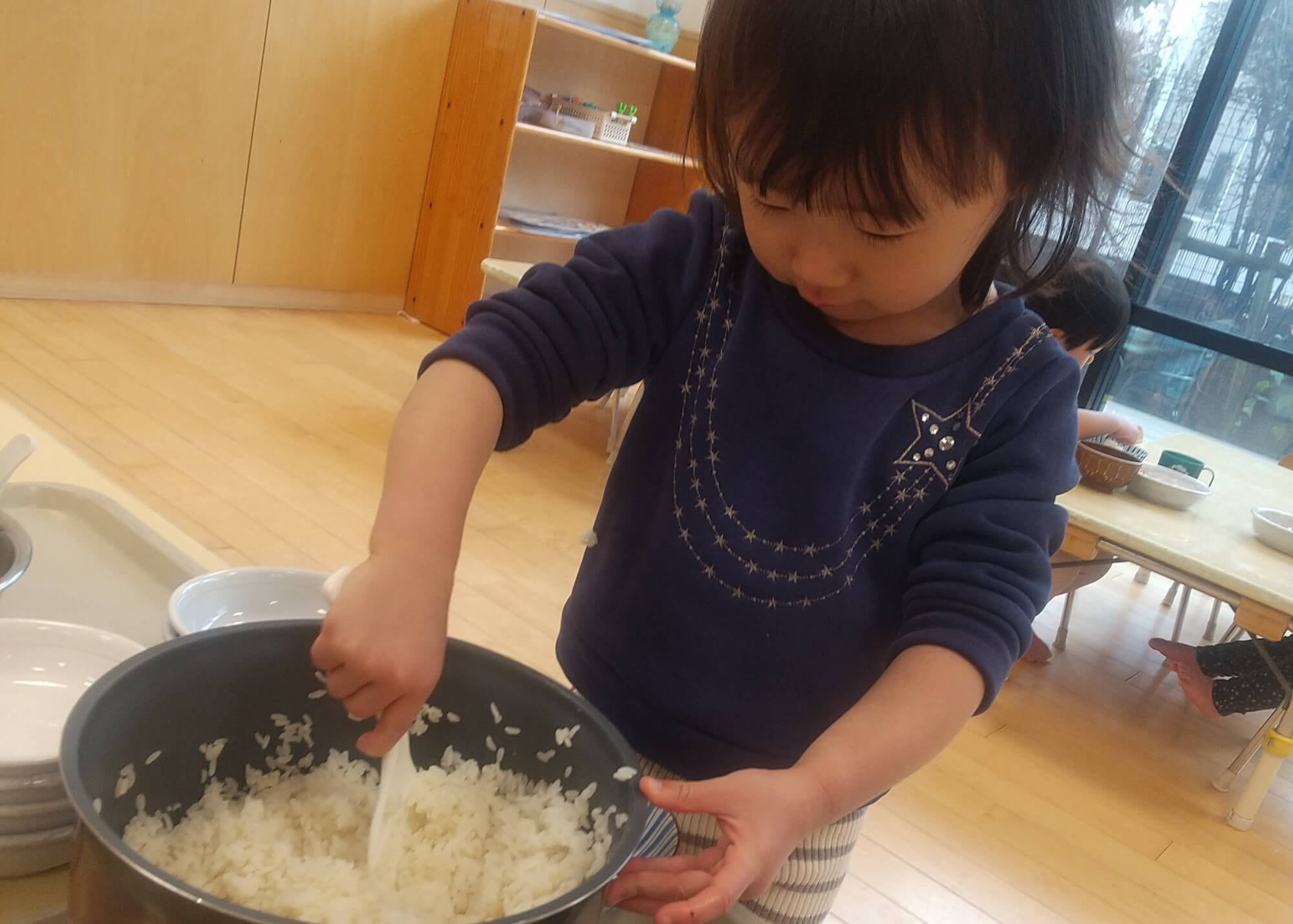 ご飯を自分でよそう子ども