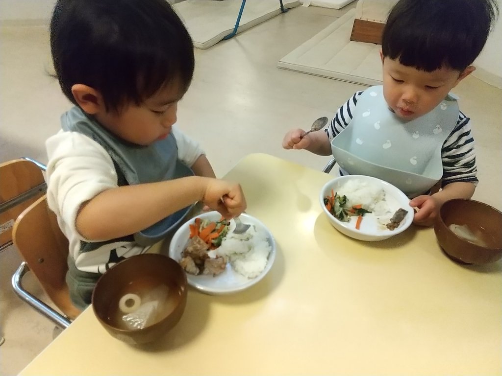 ワラサを食べる子どもたち