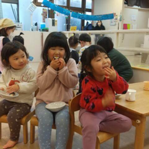 恵方巻を食べる子どもたち