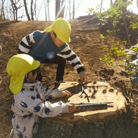 顔作りをする子どもたち