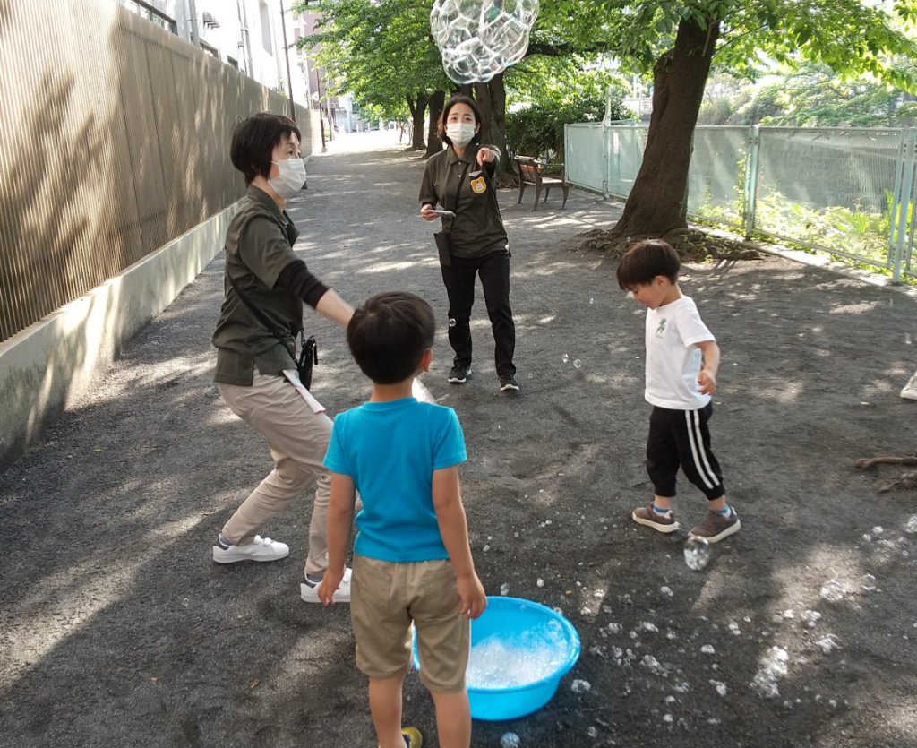 公園で遊ぶ子どもたちとスタッフ