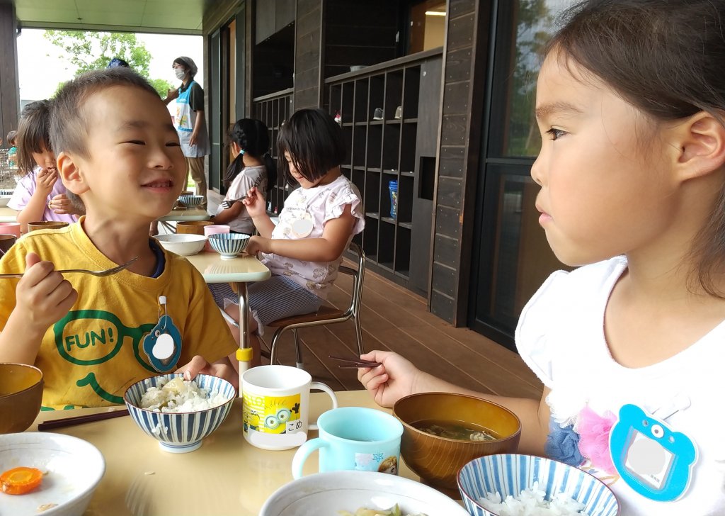 縁側での給食