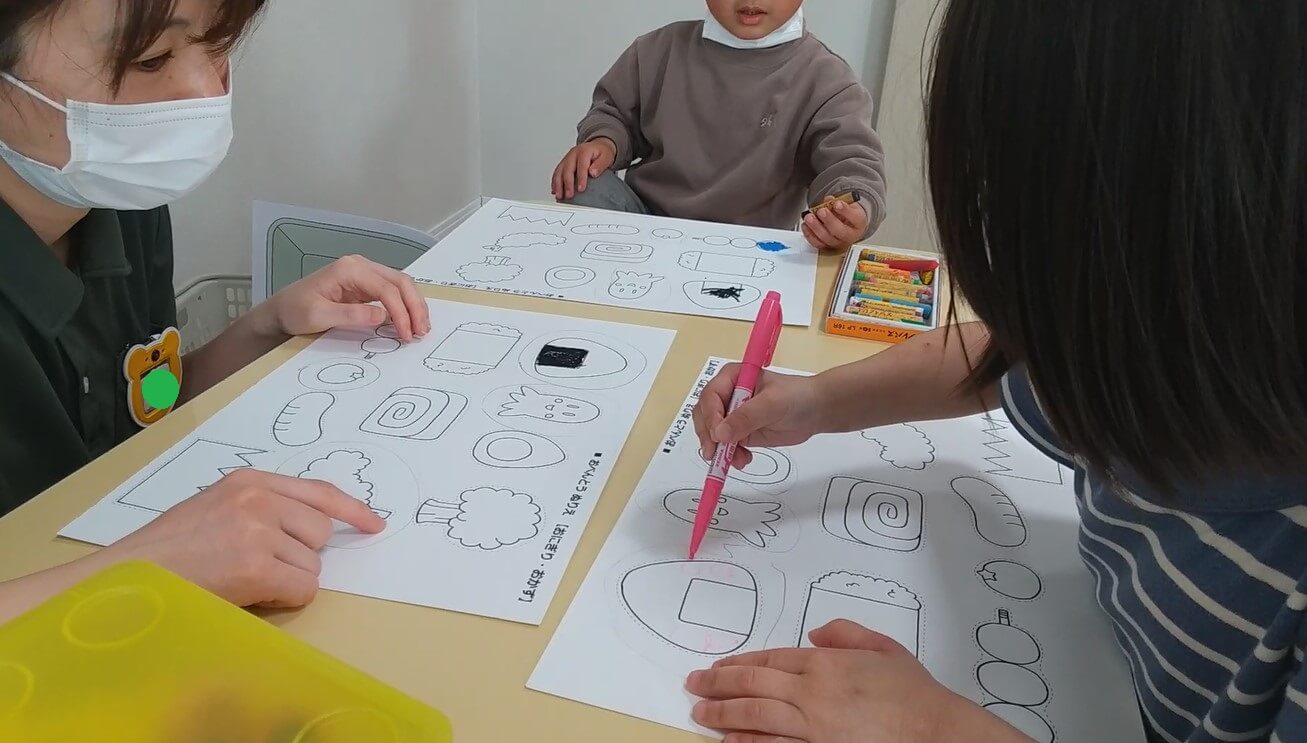 お弁当の具に色を付ける子どもたち