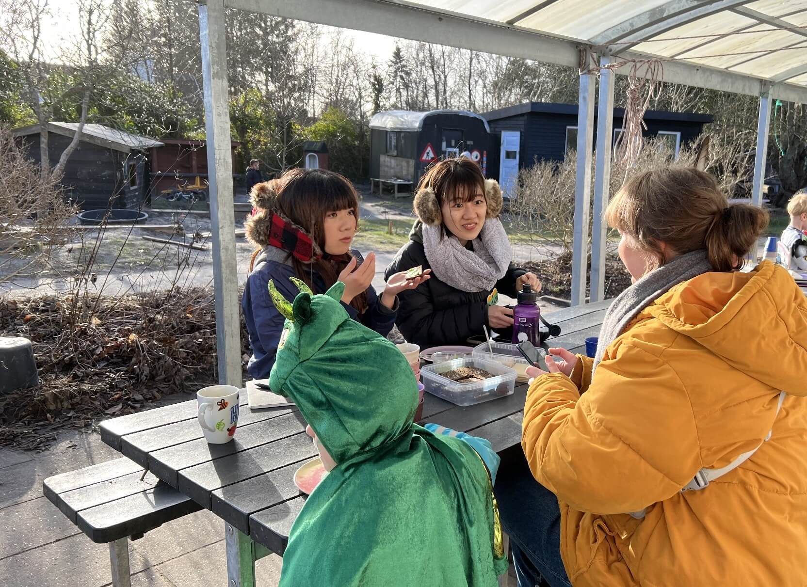 登園後の朝食でスタッフ同士も交流