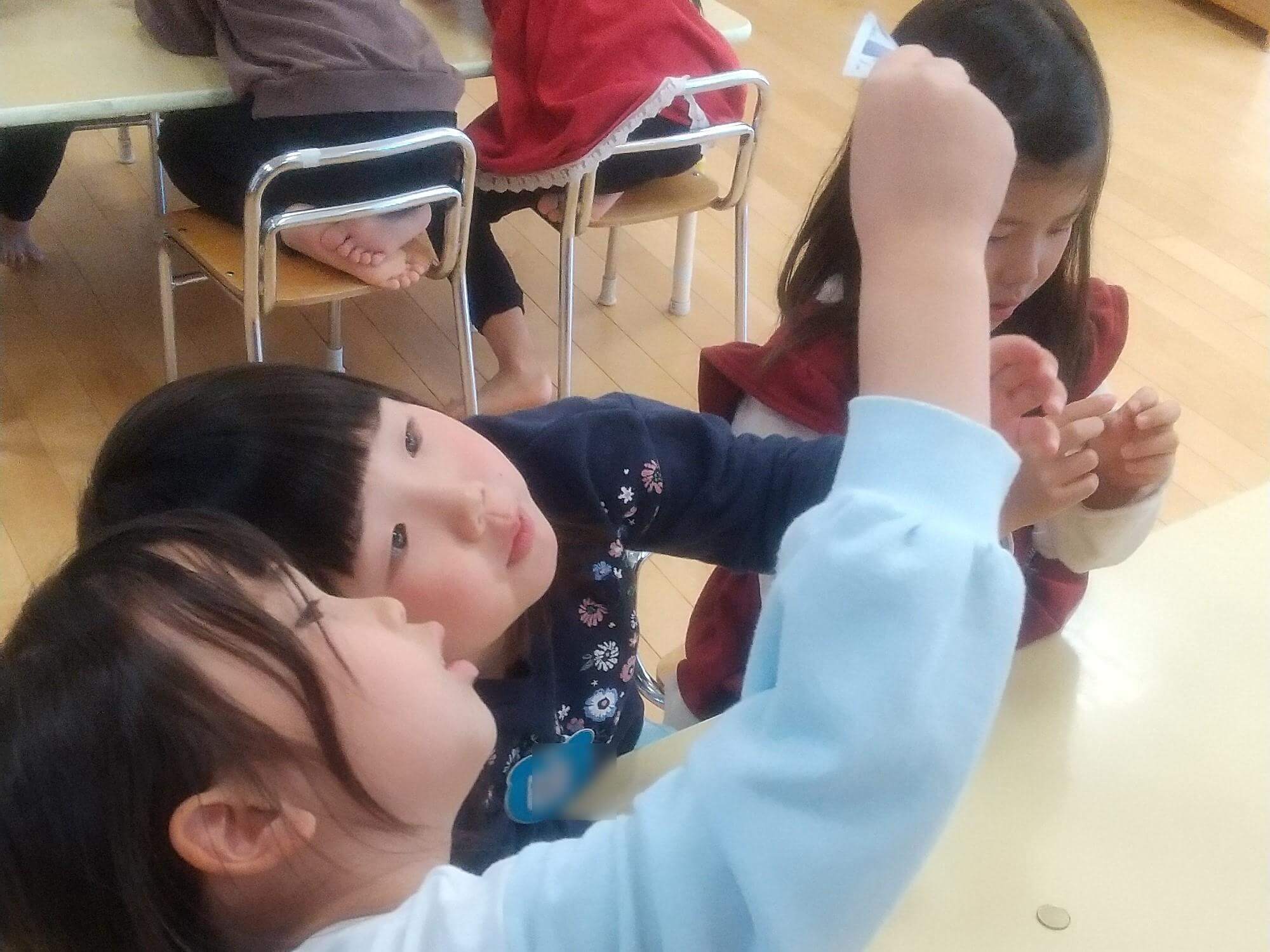 紙幣の透かしを確認する子どもたち