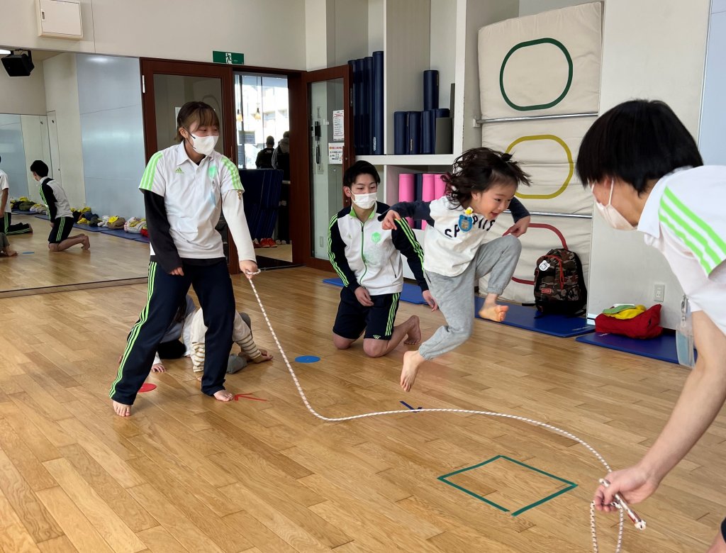 縄跳びを飛ぶ子ども