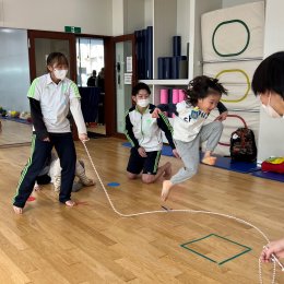 縄跳びを飛ぶ子ども