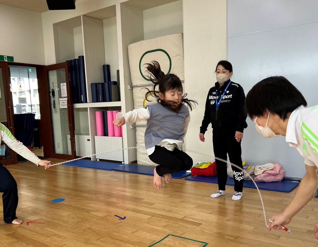 縄跳びを飛ぶ子ども