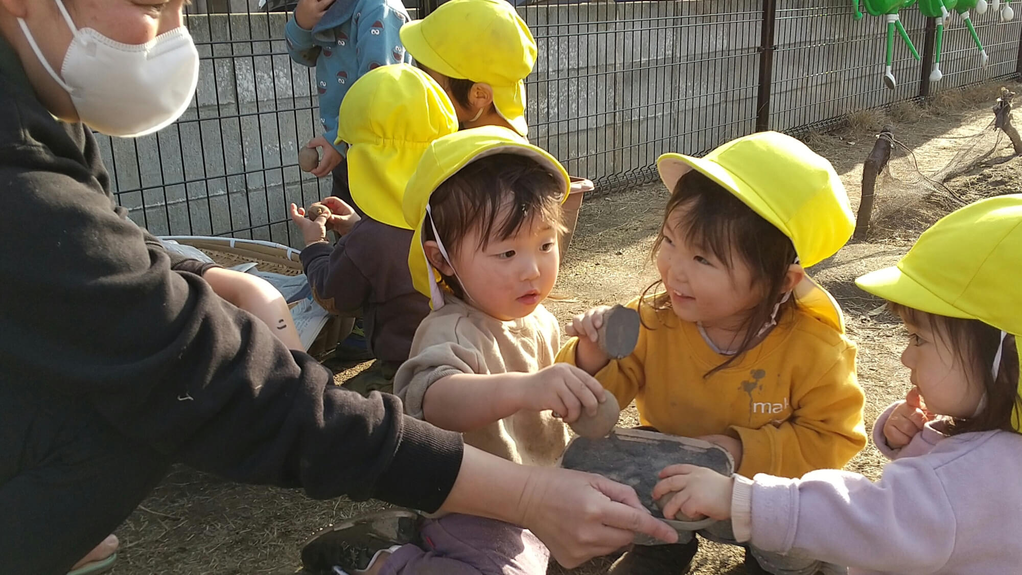 種芋を受け取る子どもたち