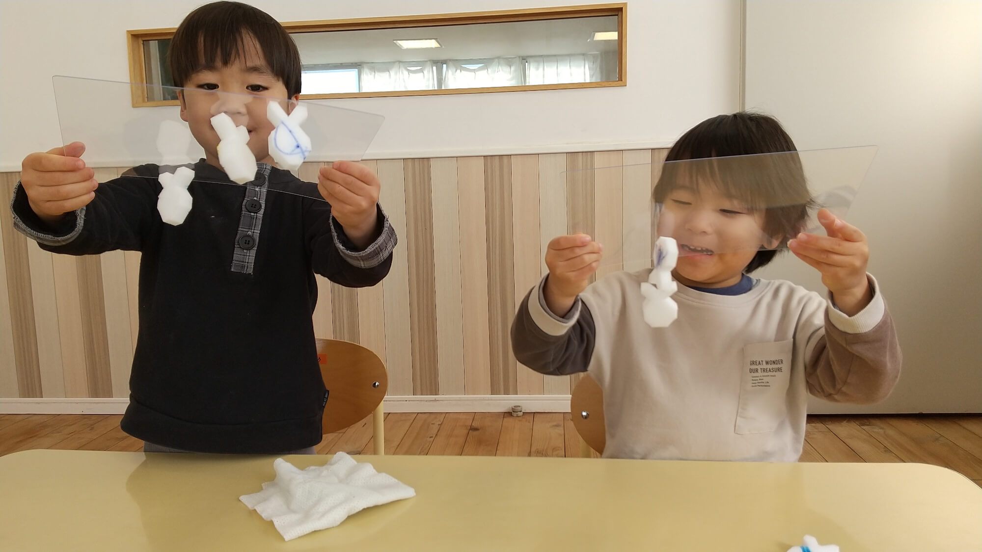 静電気で遊ぶ子どもたち