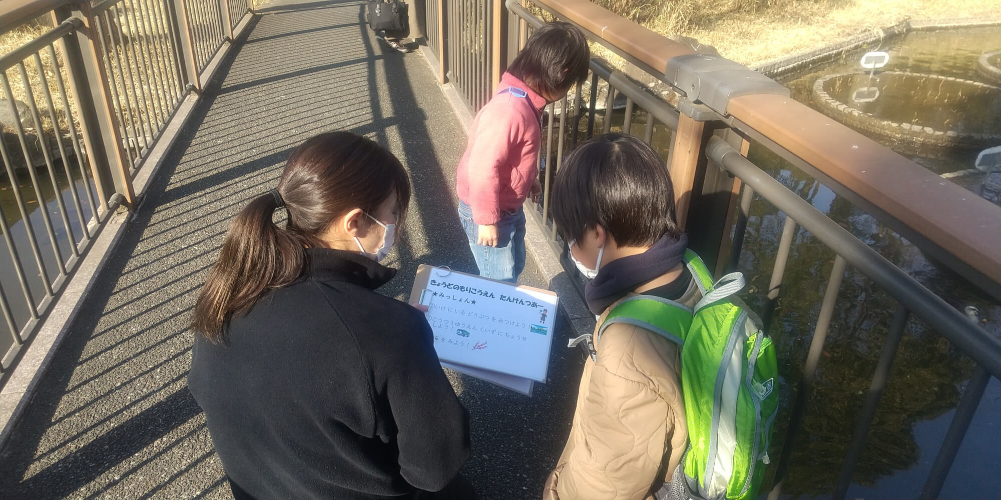 公園を探索する子どもたち