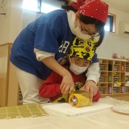 発達支援つむぎ 宮下「華やかな太巻き祭り寿司を親子で作ろう」