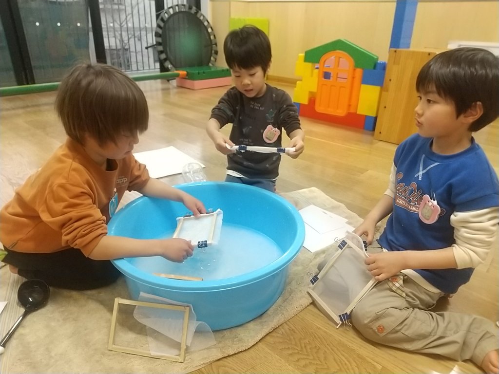 紙すきをする子どもたち