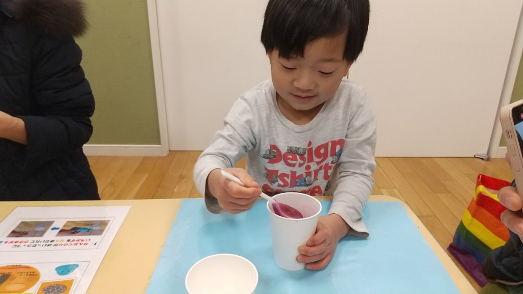 スプーンで混ぜる子ども