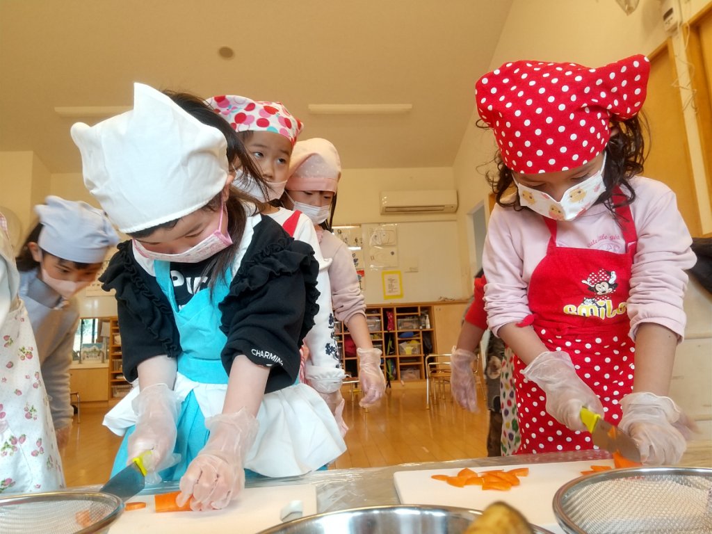 野菜を切る子どもたち