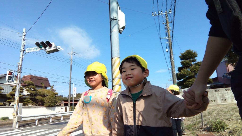 バス停に向かう子どもたち