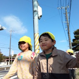 バス停に向かう子どもたち