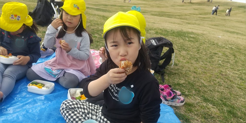 お弁当を食べる子どもたち