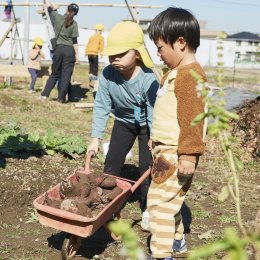 畑仕事を日課とする子どもたち