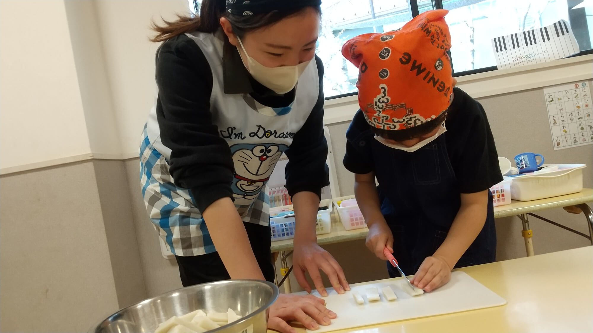 包丁を使って食材を切る子ども