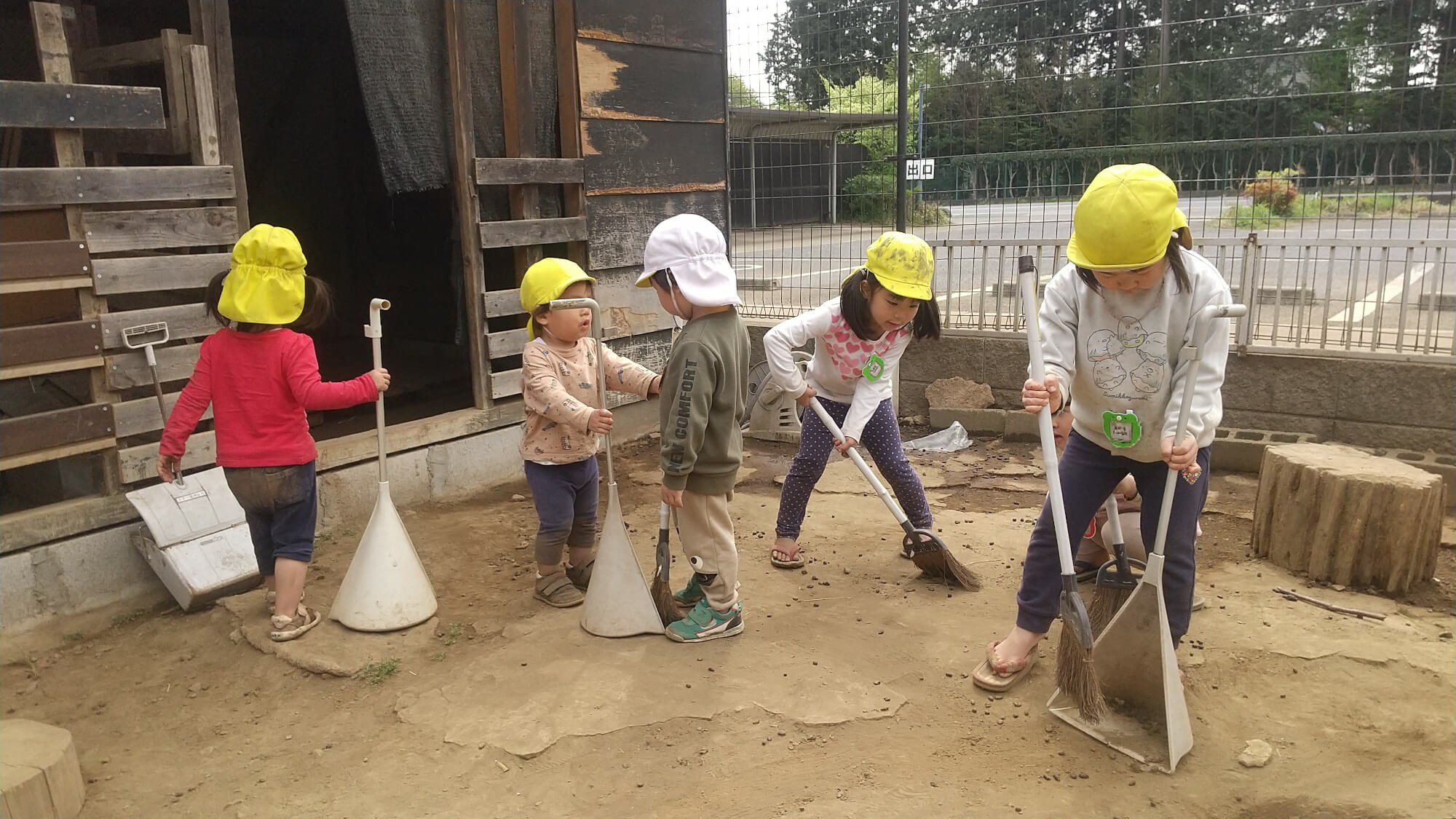 ヤギ小屋を掃除する子どもたち