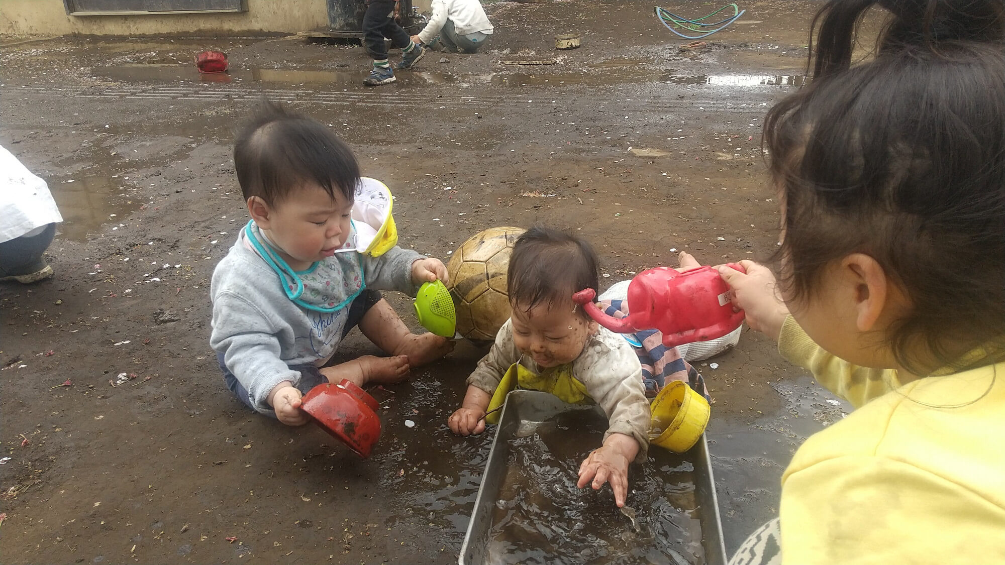 泥遊びをする子どもたち