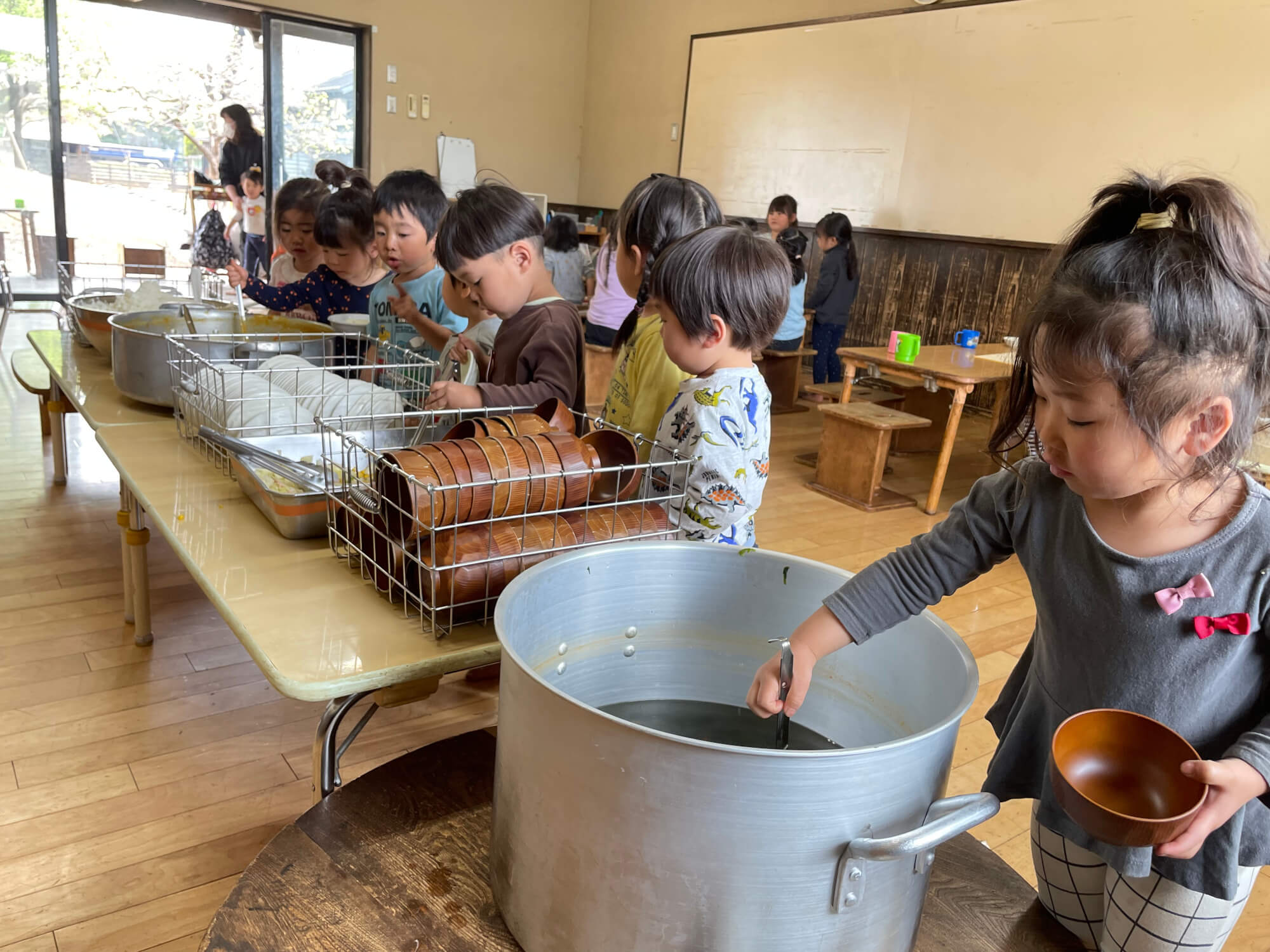 給食の配膳をする子どもたち