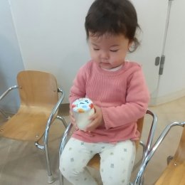 瓶を振る子ども