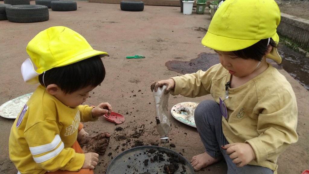 どろ遊びをする子どもたち