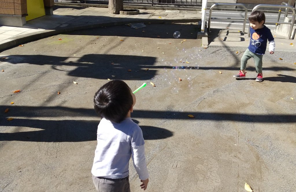 公園で遊ぶ子どもたち