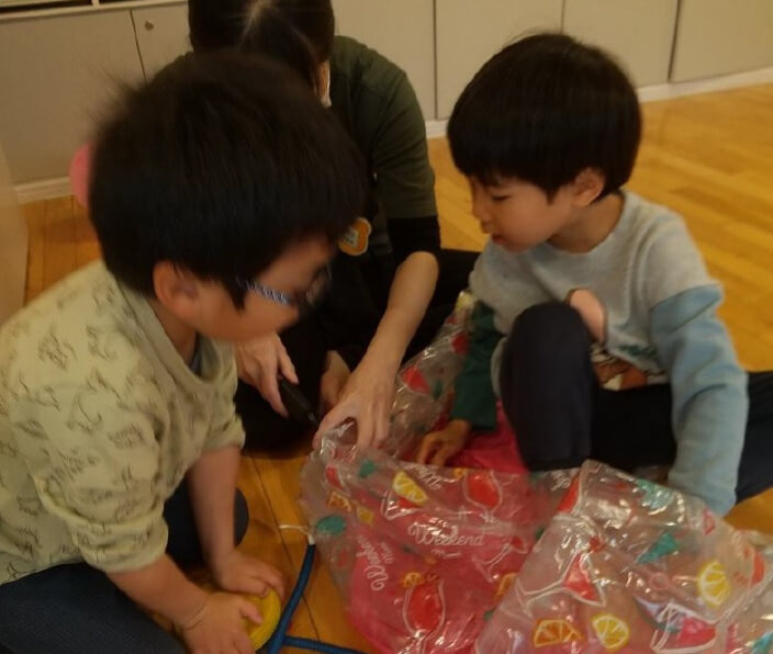 共同で製作中の子どもたち