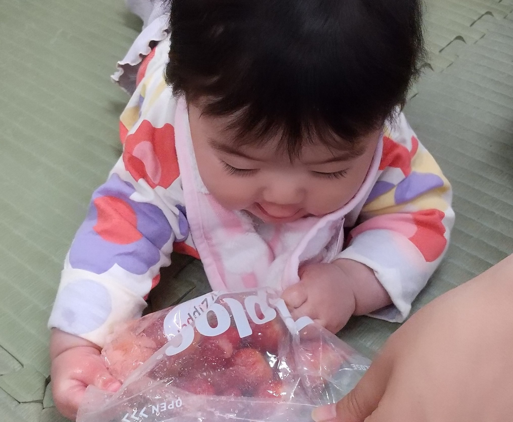 袋に入ったイチゴを潰す子ども