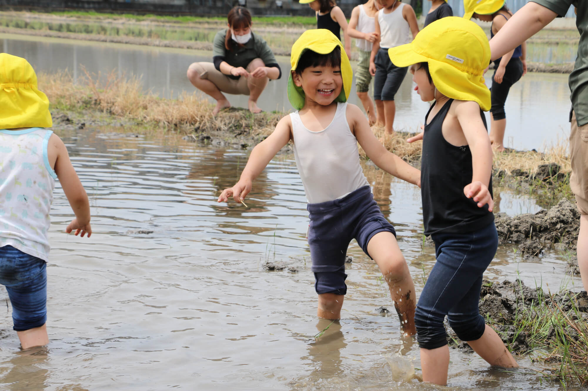 田んぼ遊びをする子どもたち