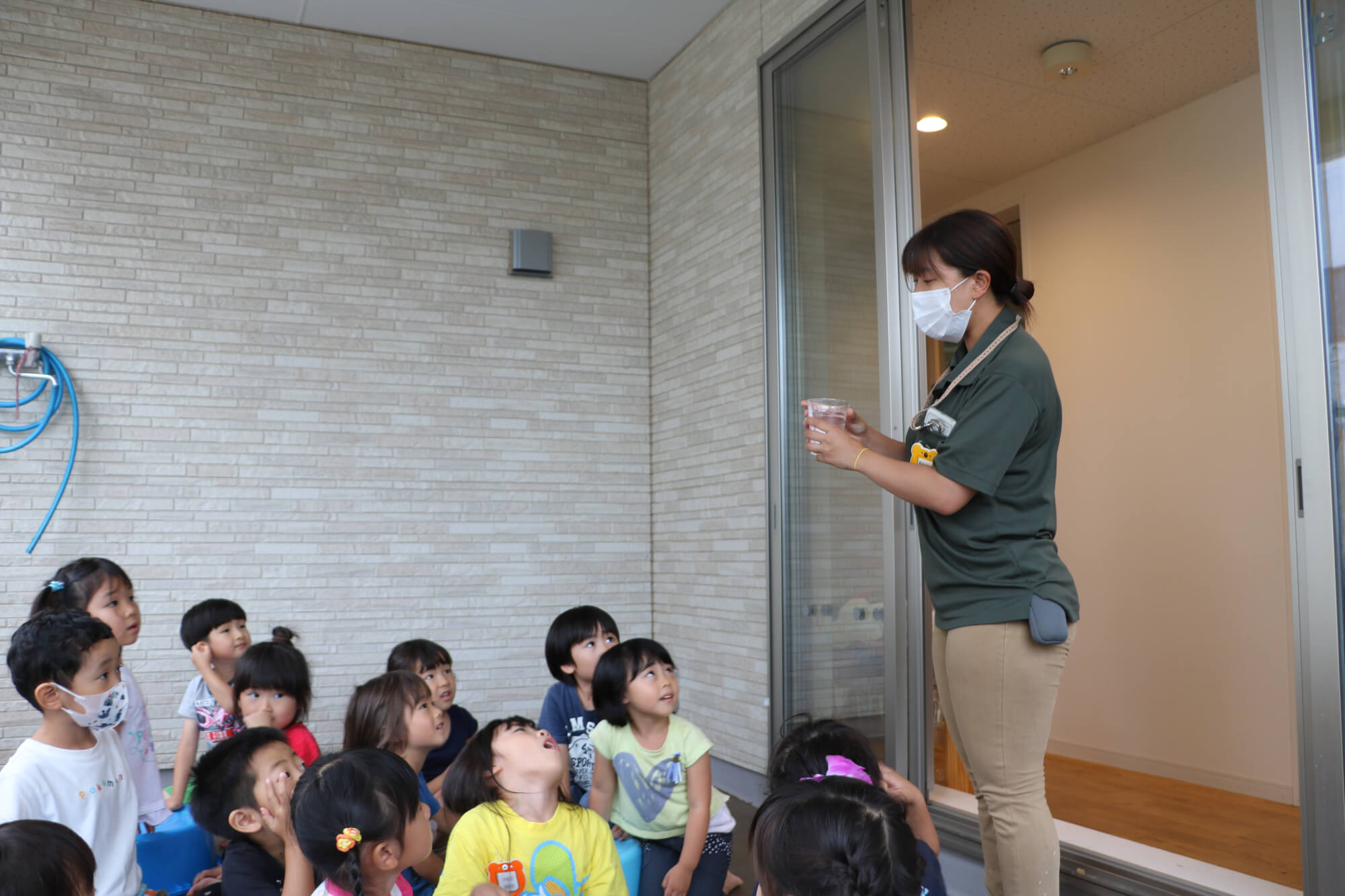 子どもたちの前で実験をやってみせる赤羽さん