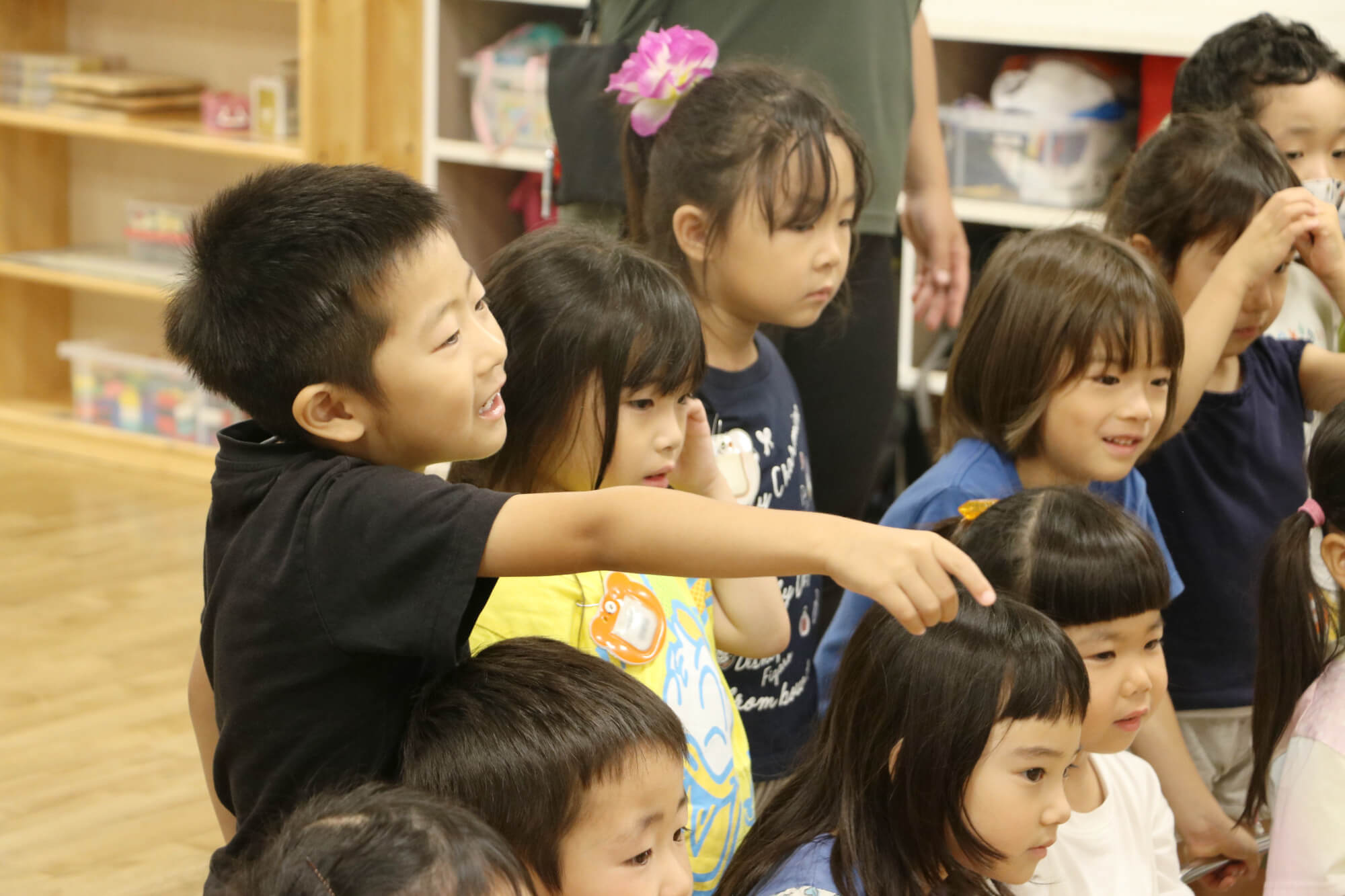 実験中、積極的に発言する子どもたち