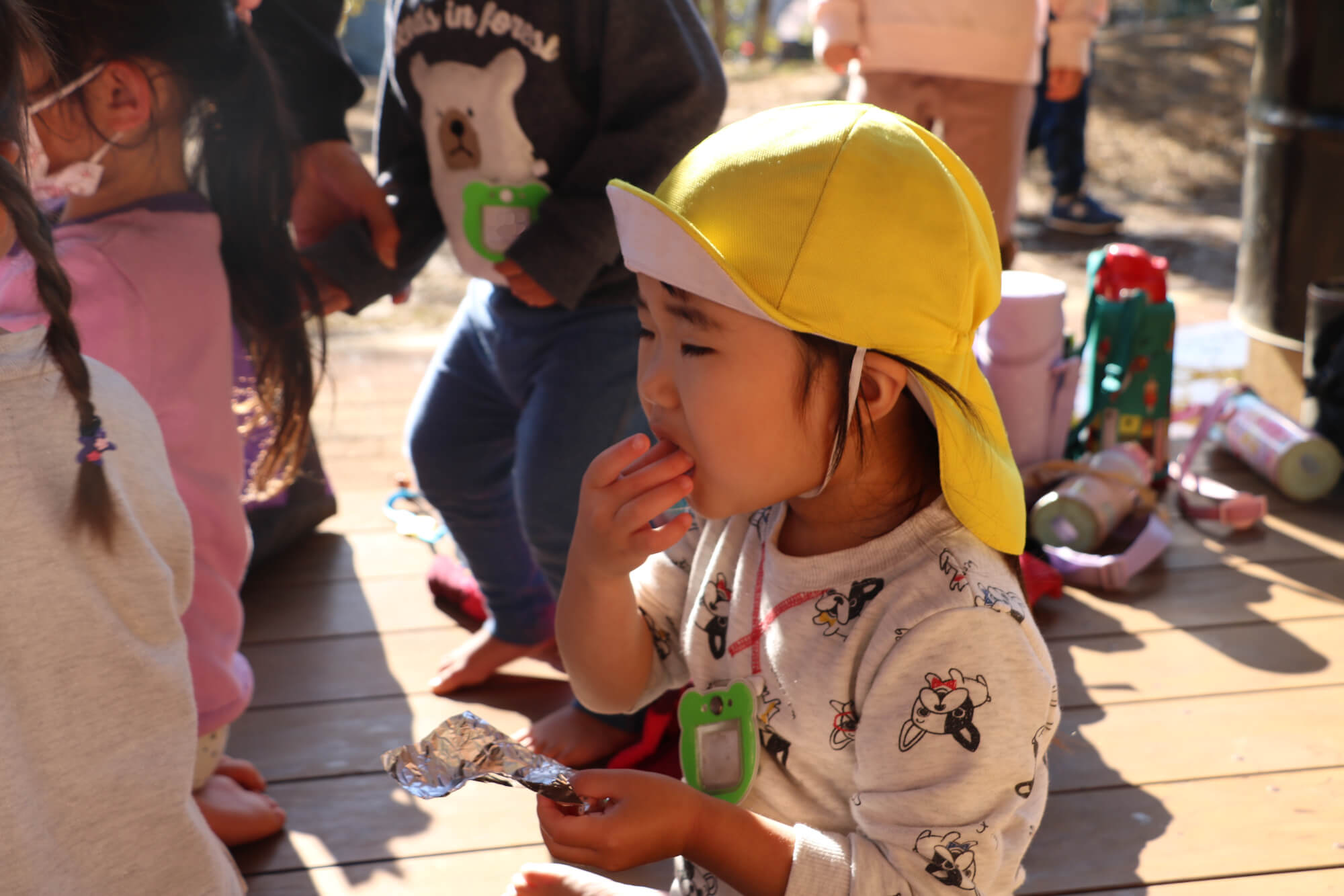 ゆでたブリを食べる子ども