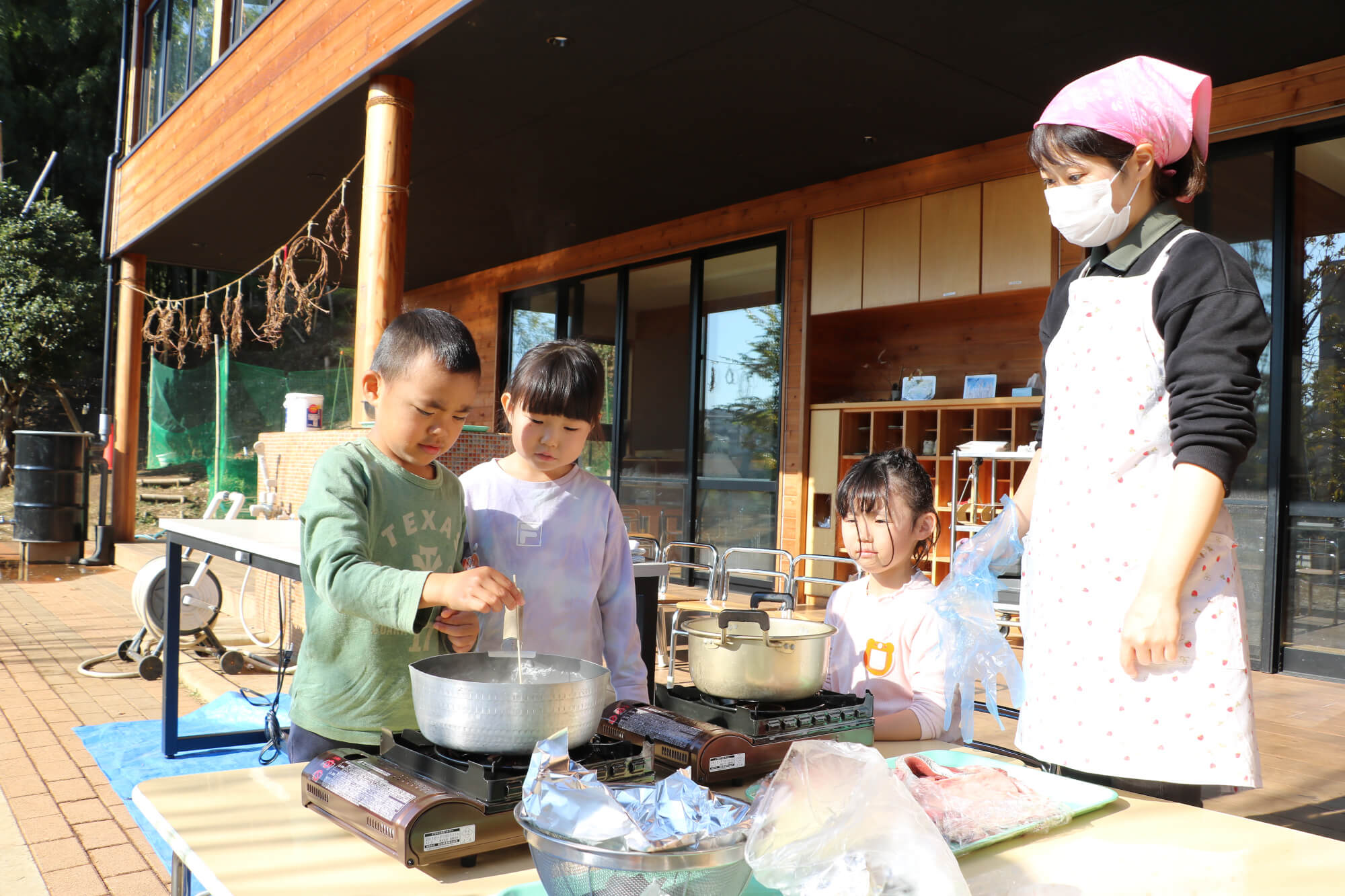 鍋で野菜をゆでる子どもたち