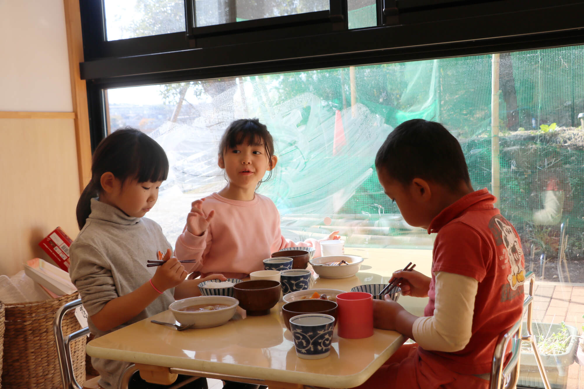 自分たちで作ったブリ大根を食べる子どもたち