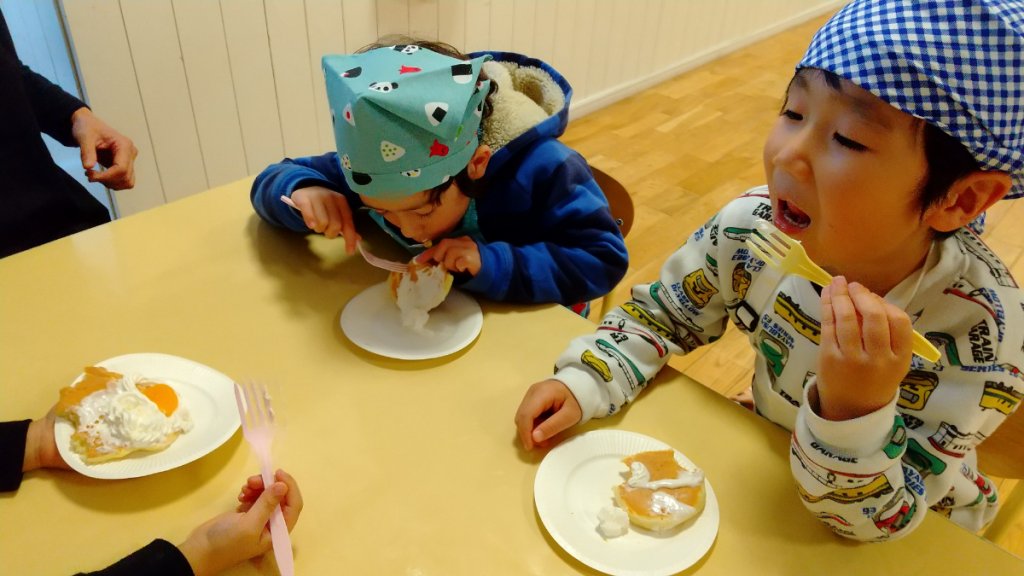 ホットケーキを食べる子どもたち