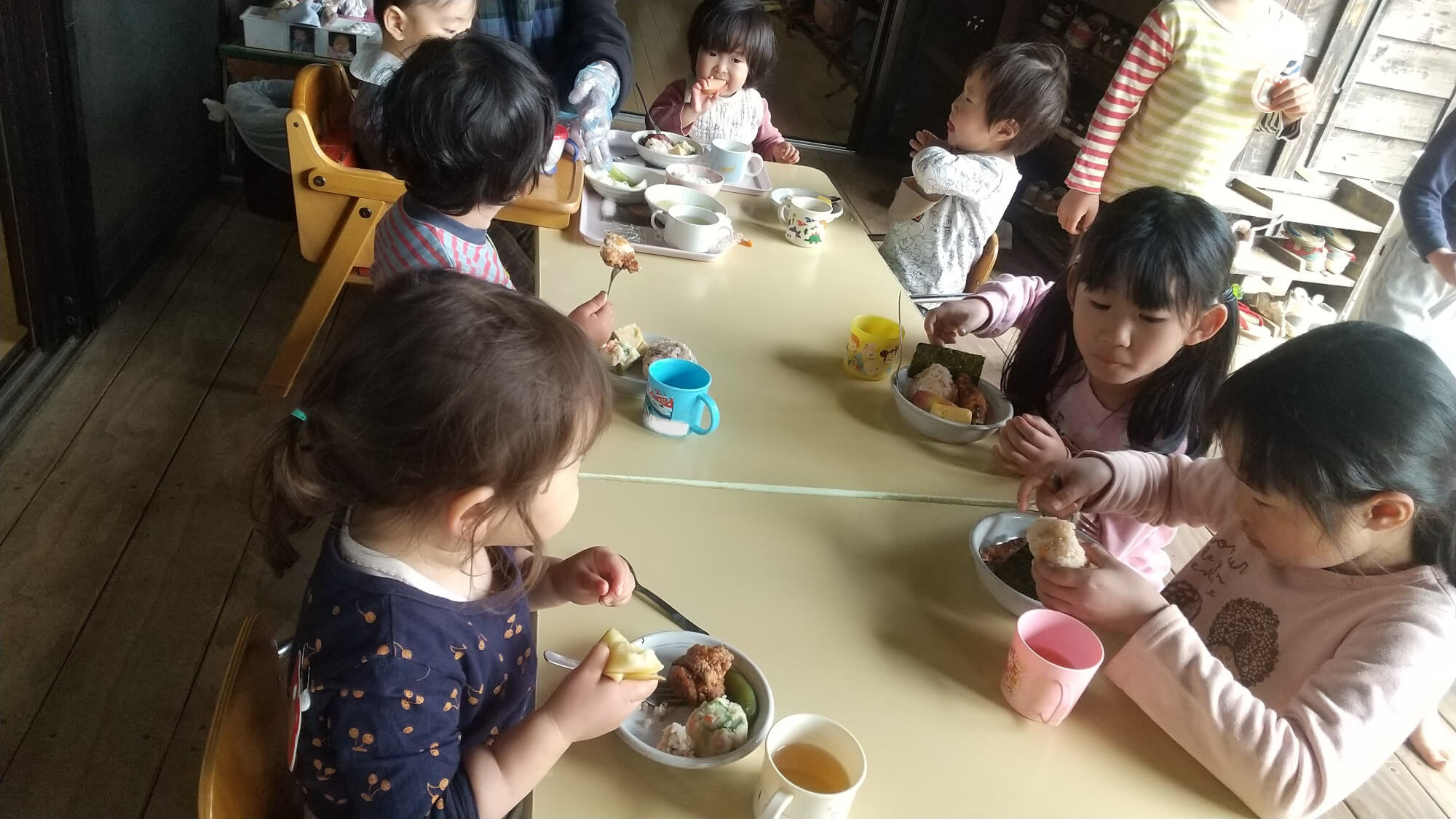 給食を食べる子どもたち